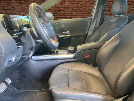 MERCEDES-BENZ GLA 200d AMG Line-image-9