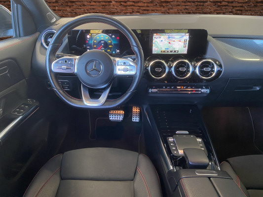 MERCEDES-BENZ GLA 200d AMG Line-image-8