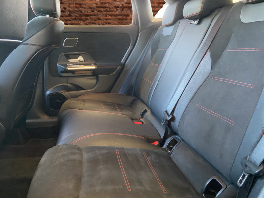 MERCEDES-BENZ GLA 200d AMG Line-image-12