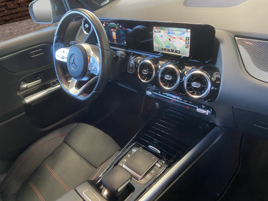 MERCEDES-BENZ GLA 200d AMG Line-image-13