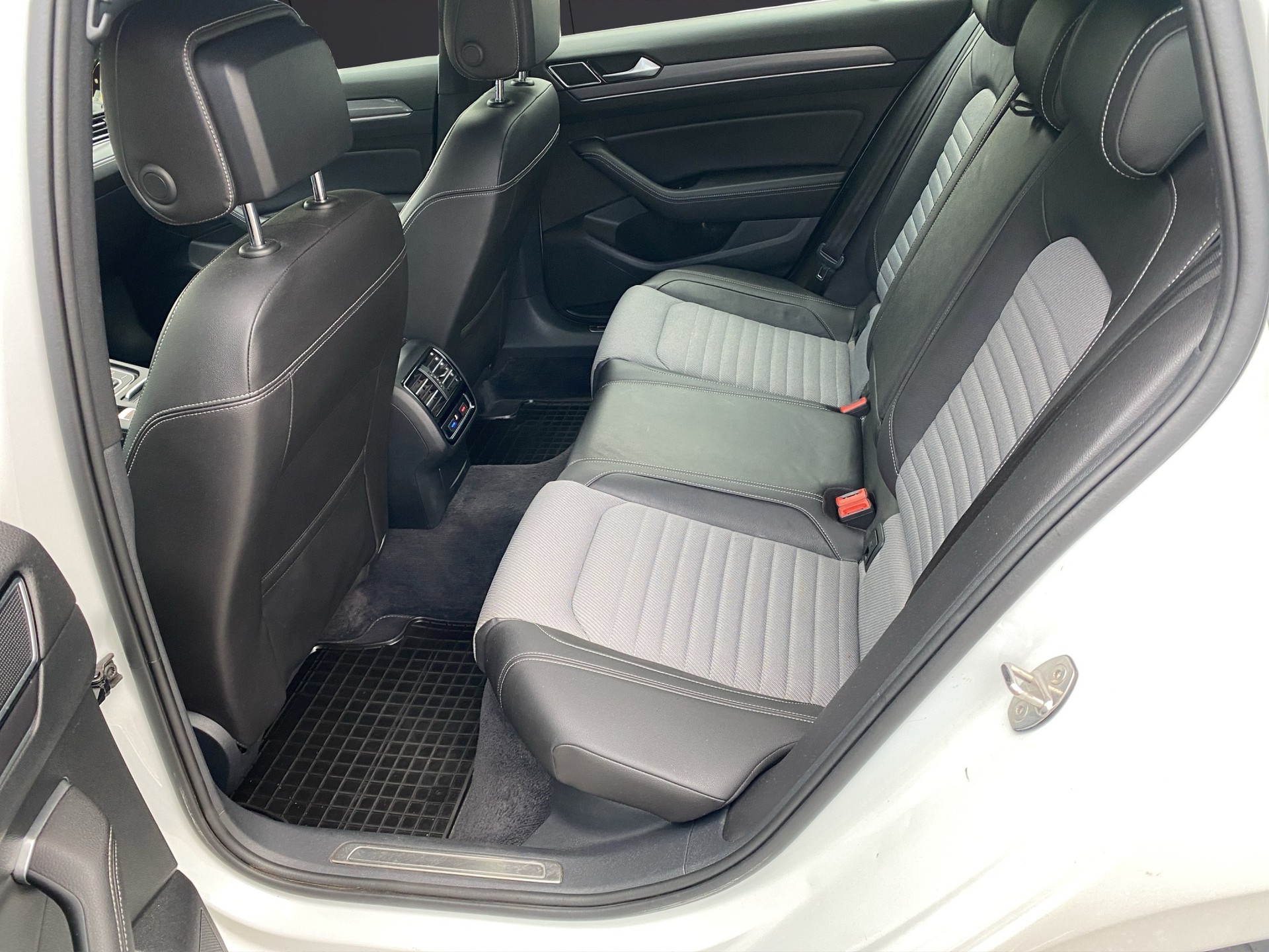 VW Passat Variant 1.4 TSI ACT BMT R-Line-image-14