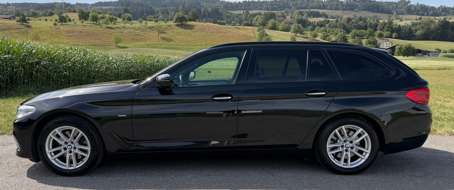 BMW 520d xDrive Touring Luxury Line Steptronic-image-2