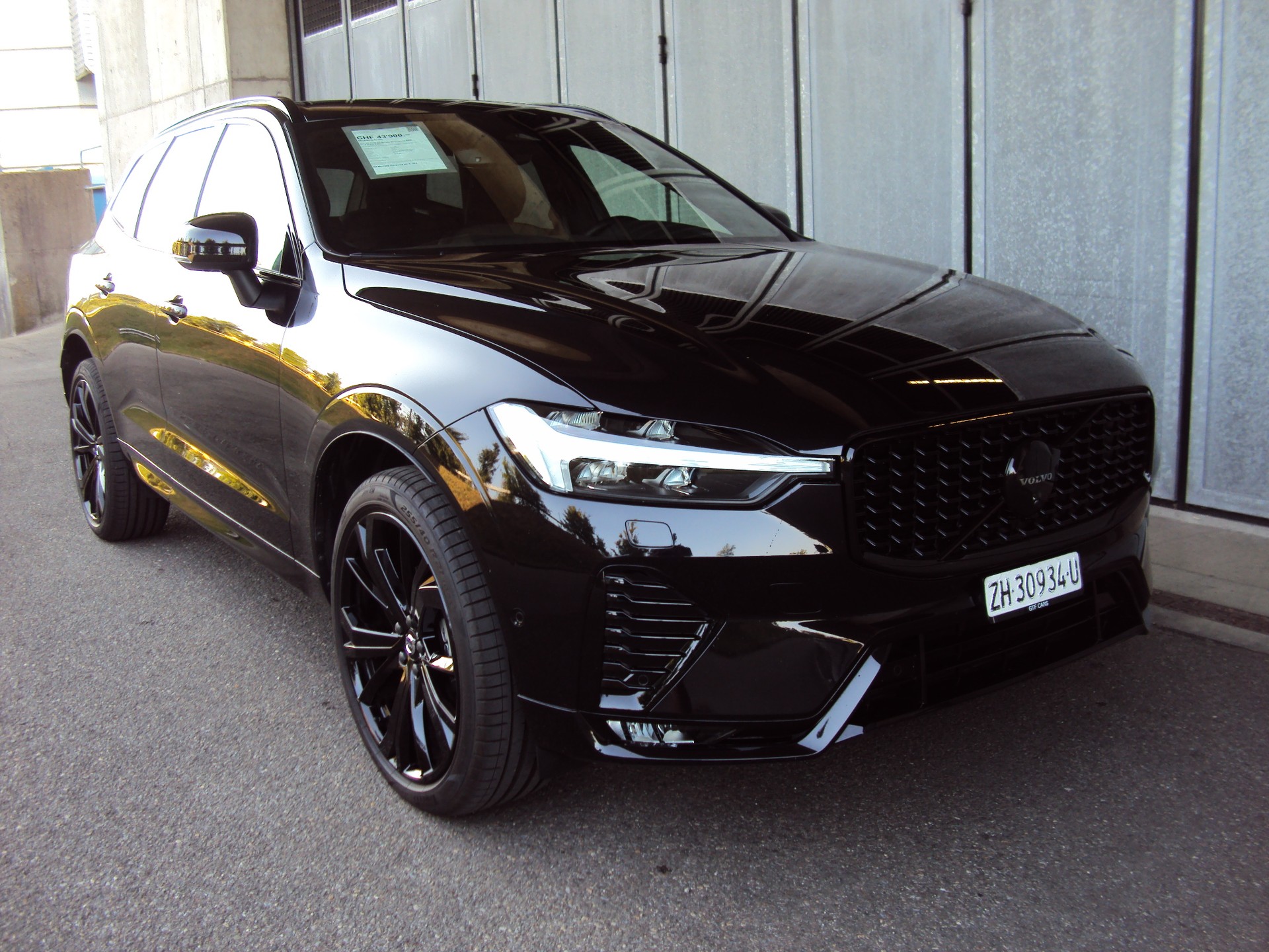 VOLVO XC60 B5 Benzin Mild Hybrid AWDPLUS Black Edition Geartronic-image-0