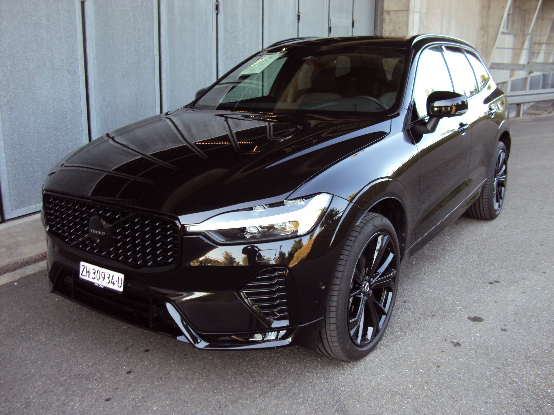 VOLVO XC60 B5 Benzin Mild Hybrid AWDPLUS Black Edition Geartronic-image-1