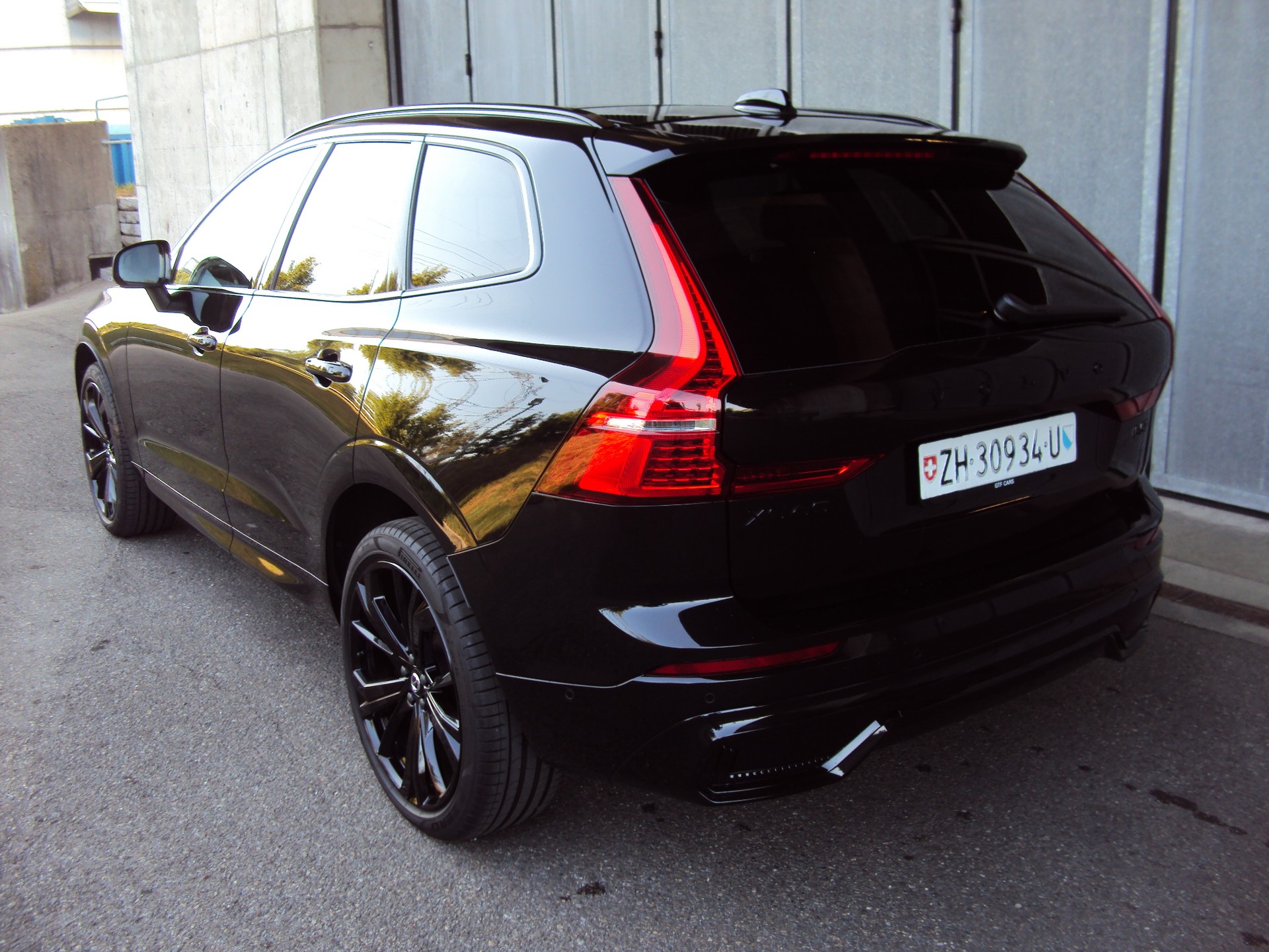 VOLVO XC60 B5 Benzin Mild Hybrid AWDPLUS Black Edition Geartronic-image-4