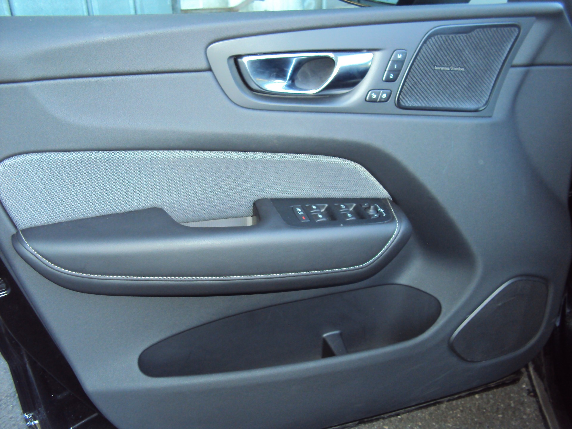 VOLVO XC60 B5 Benzin Mild Hybrid AWDPLUS Black Edition Geartronic-image-14