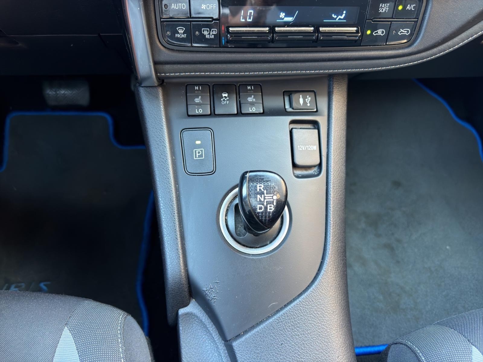 TOYOTA Auris Touring Sports 1.8 HSD Luna e-CVT-image-14