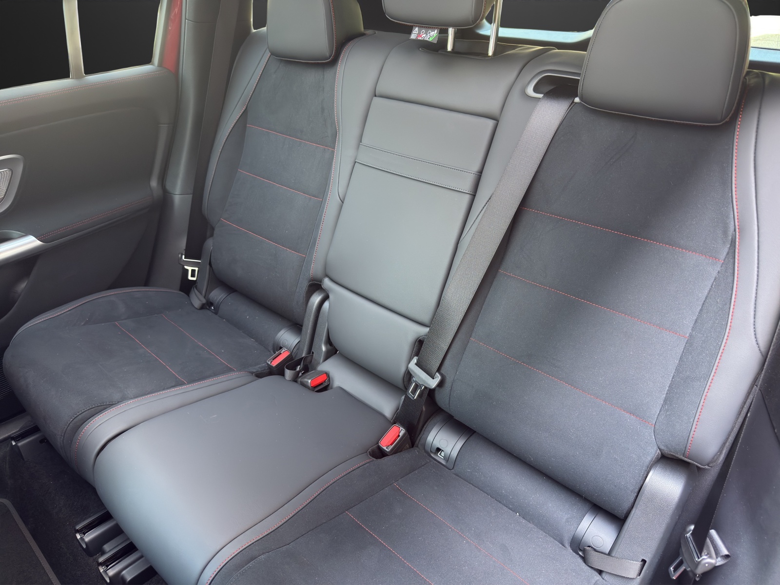 MERCEDES-BENZ GLB 350 4MATIC with EQ Technology-image-14