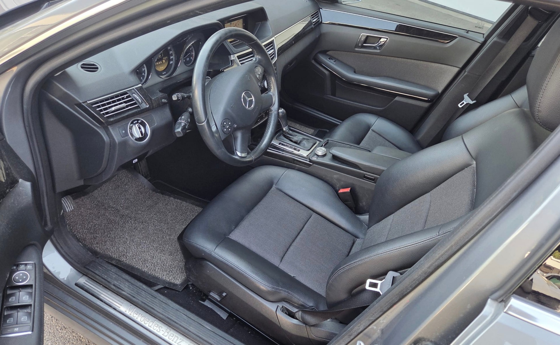 MERCEDES-BENZ E 200 CGI BlueEfficiency Avantgarde Automatic-image-8
