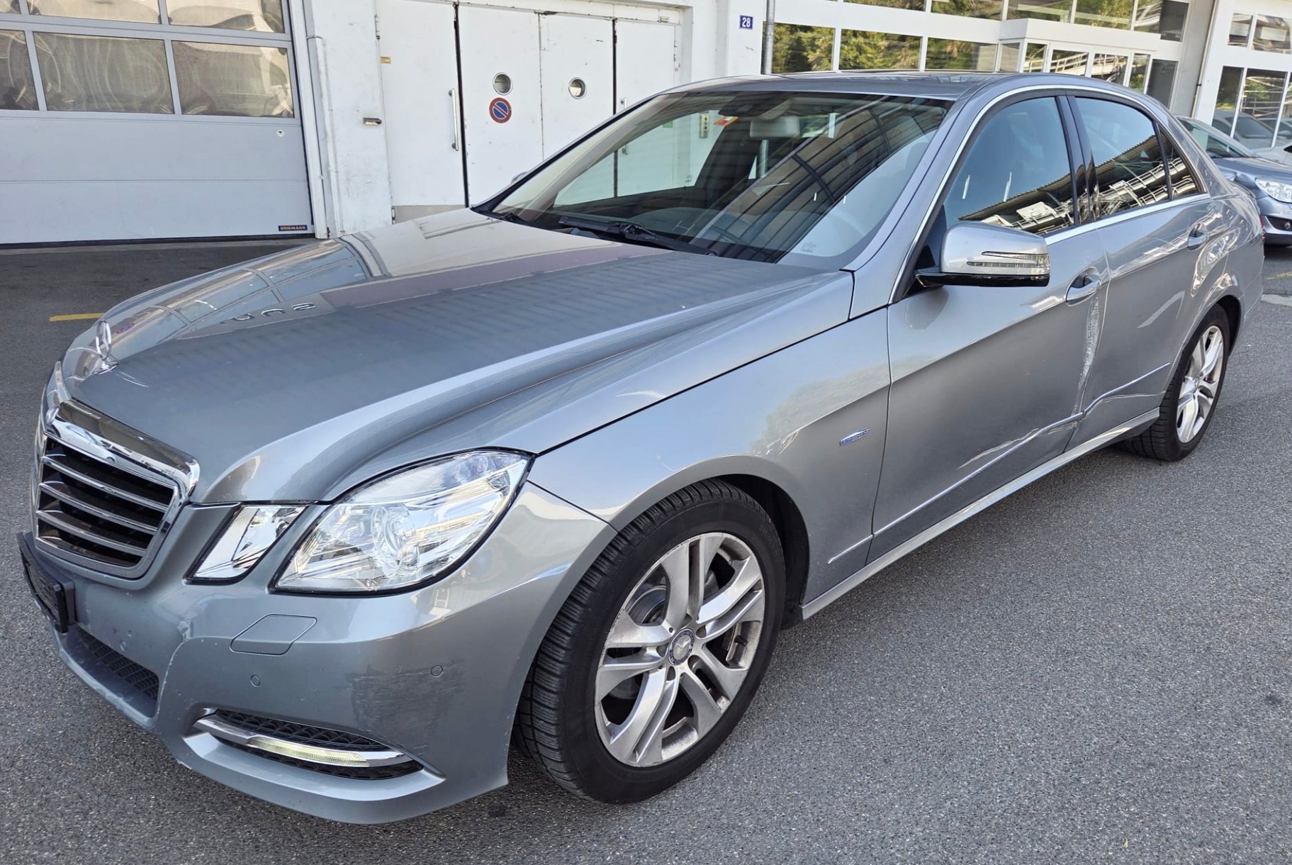 MERCEDES-BENZ E 200 CGI BlueEfficiency Avantgarde Automatic-image-2