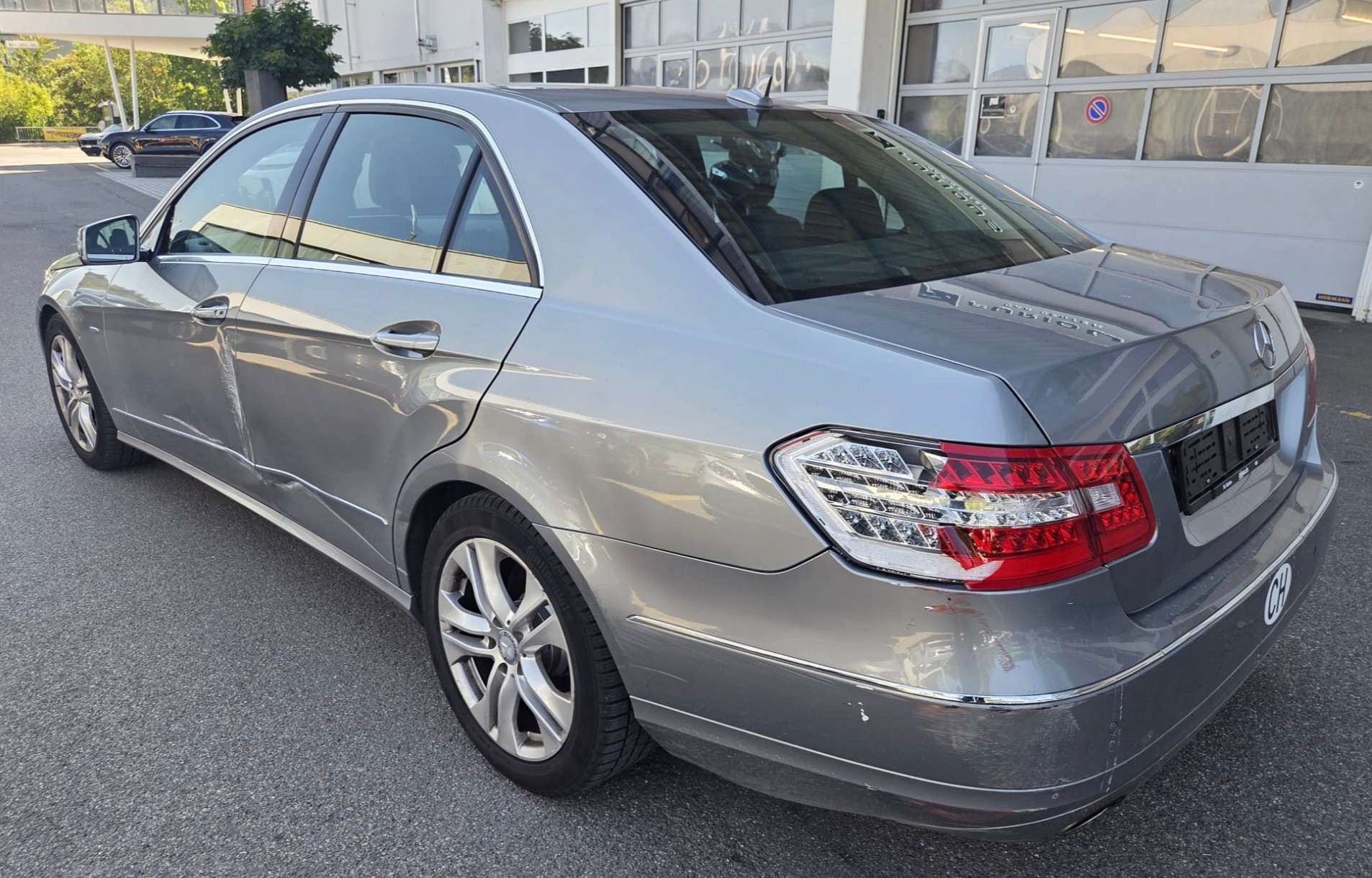 MERCEDES-BENZ E 200 CGI BlueEfficiency Avantgarde Automatic-image-4