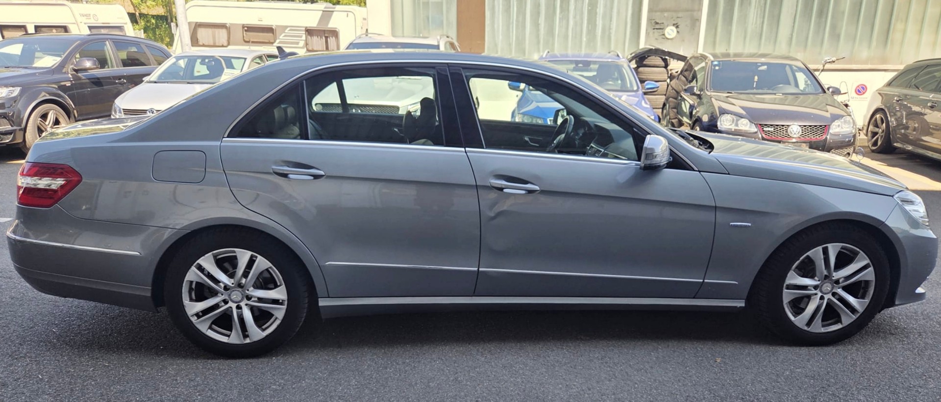 MERCEDES-BENZ E 200 CGI BlueEfficiency Avantgarde Automatic-image-5