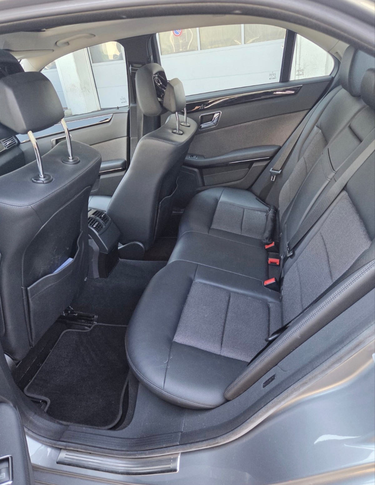 MERCEDES-BENZ E 200 CGI BlueEfficiency Avantgarde Automatic-image-9