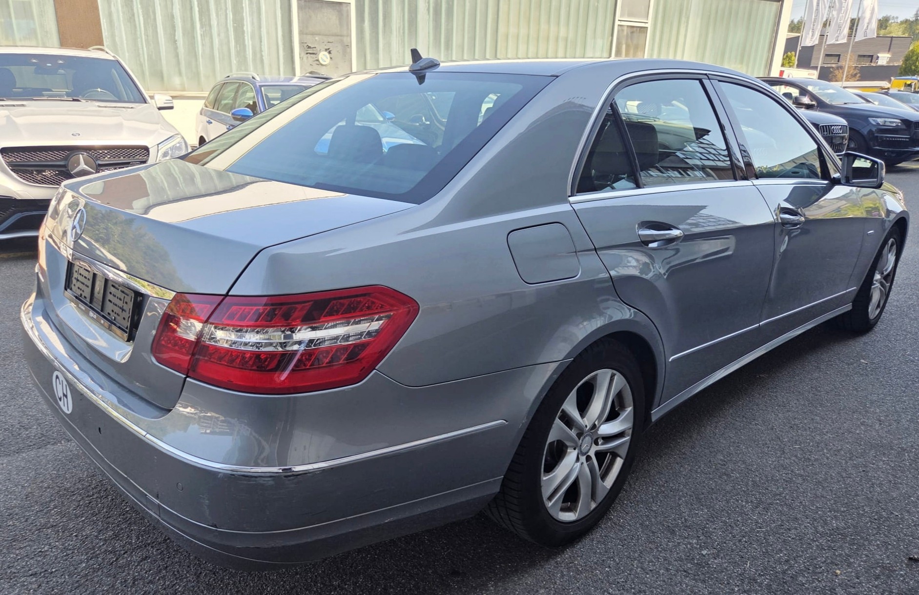 MERCEDES-BENZ E 200 CGI BlueEfficiency Avantgarde Automatic-image-3