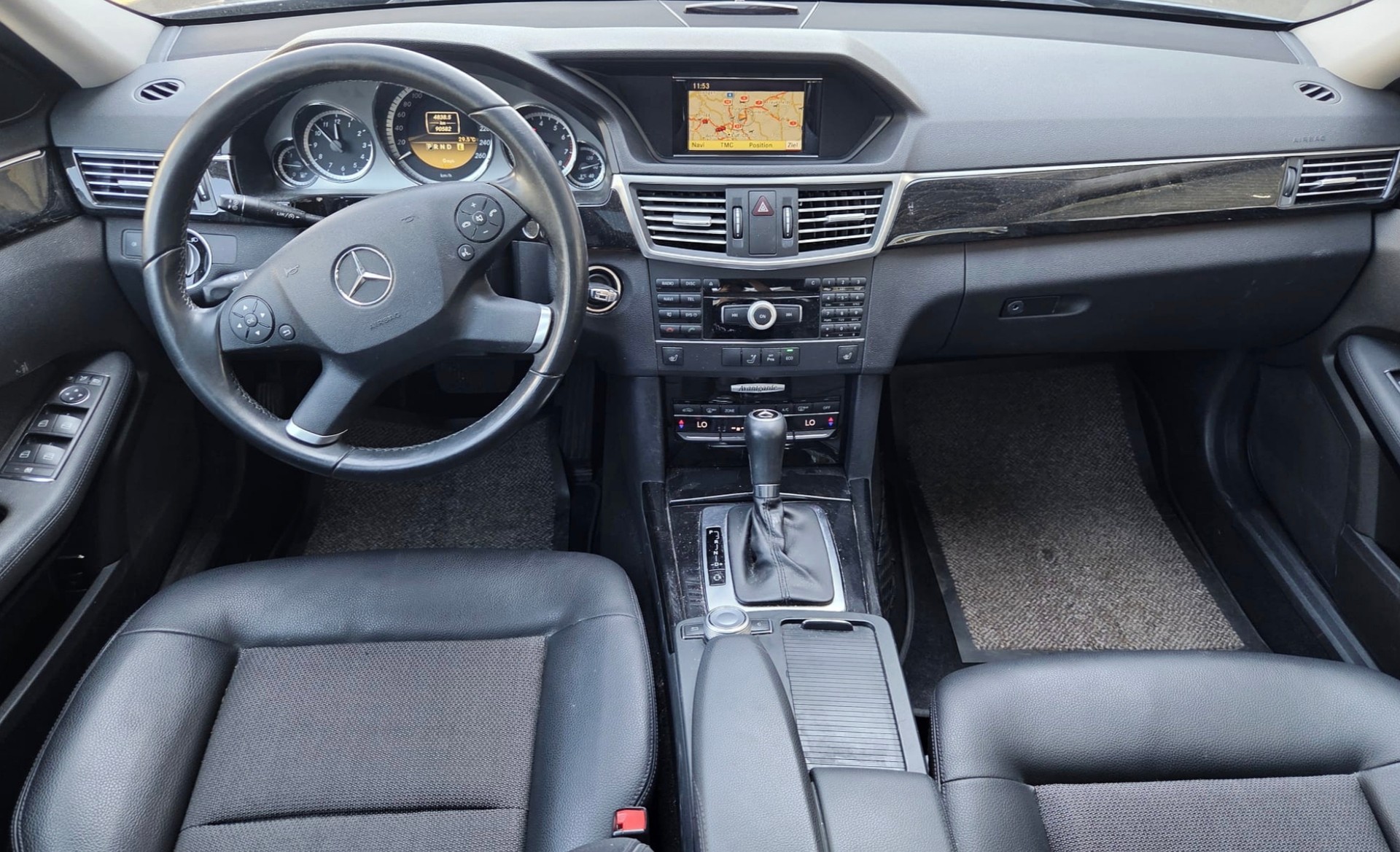 MERCEDES-BENZ E 200 CGI BlueEfficiency Avantgarde Automatic-image-6