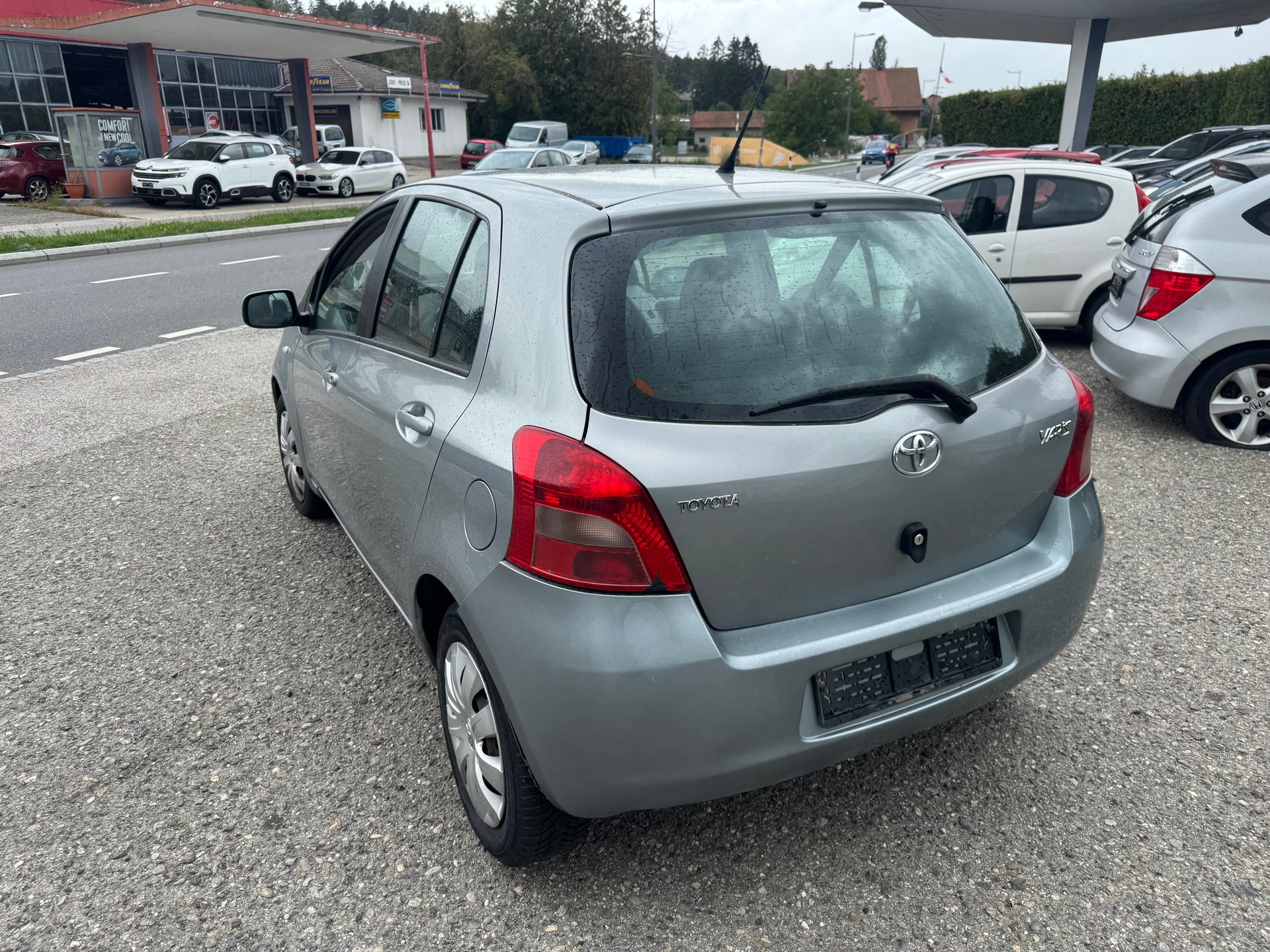 TOYOTA Yaris 1.3 Linea Luna-image-3