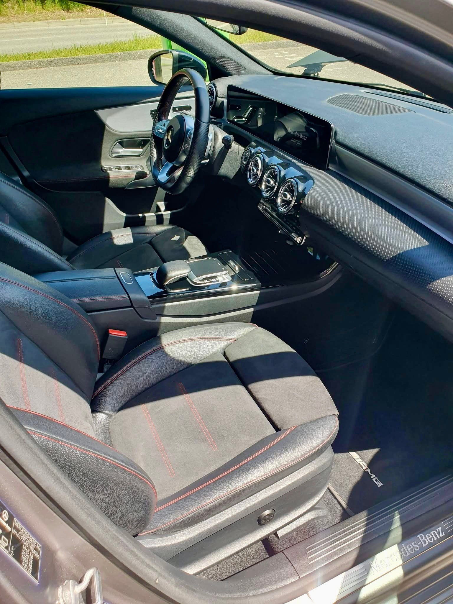 MERCEDES-BENZ A 250 AMG Line-image-5