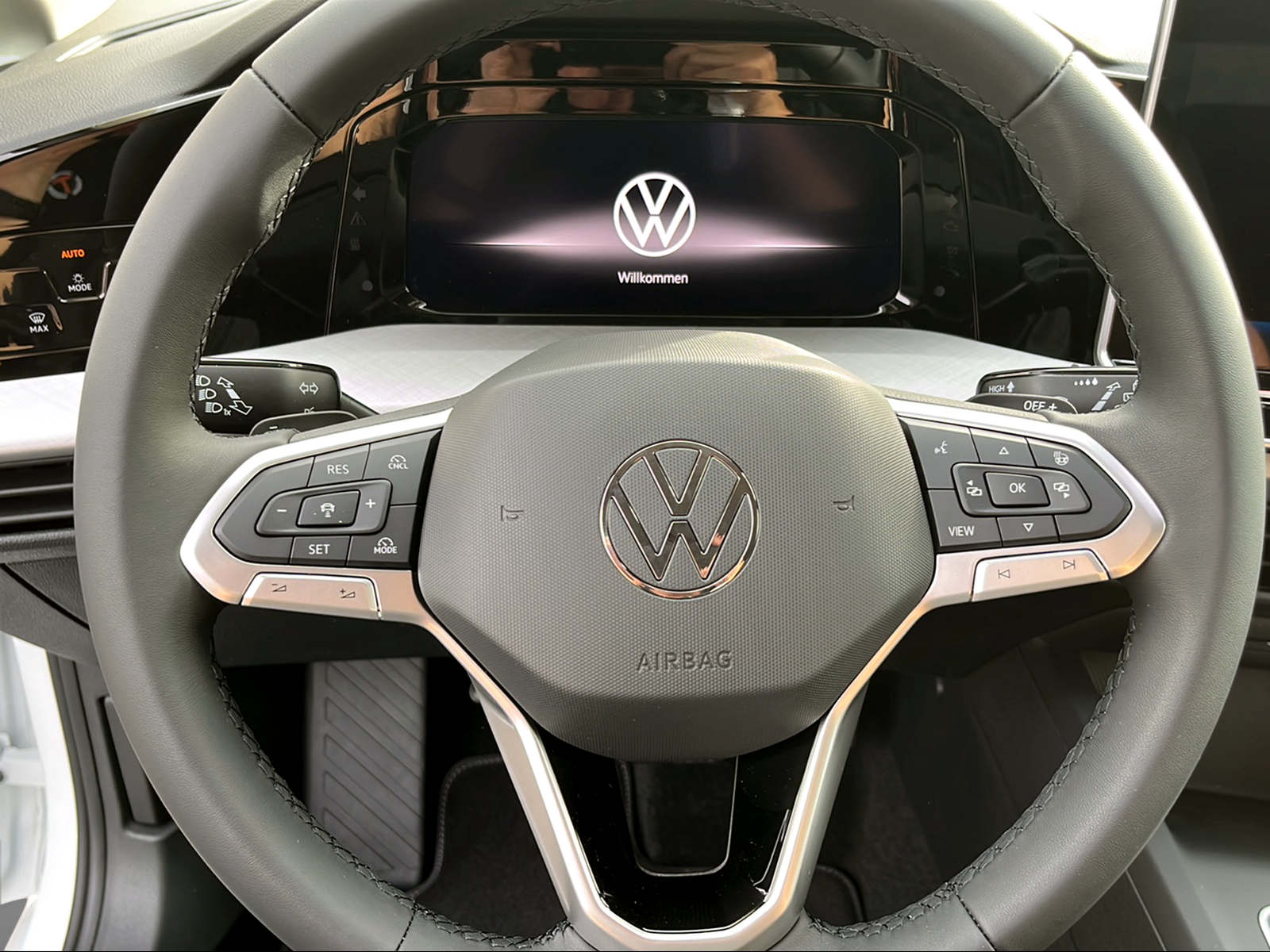 VW Golf VIII 1.5 eTSI Value DSG-image-11
