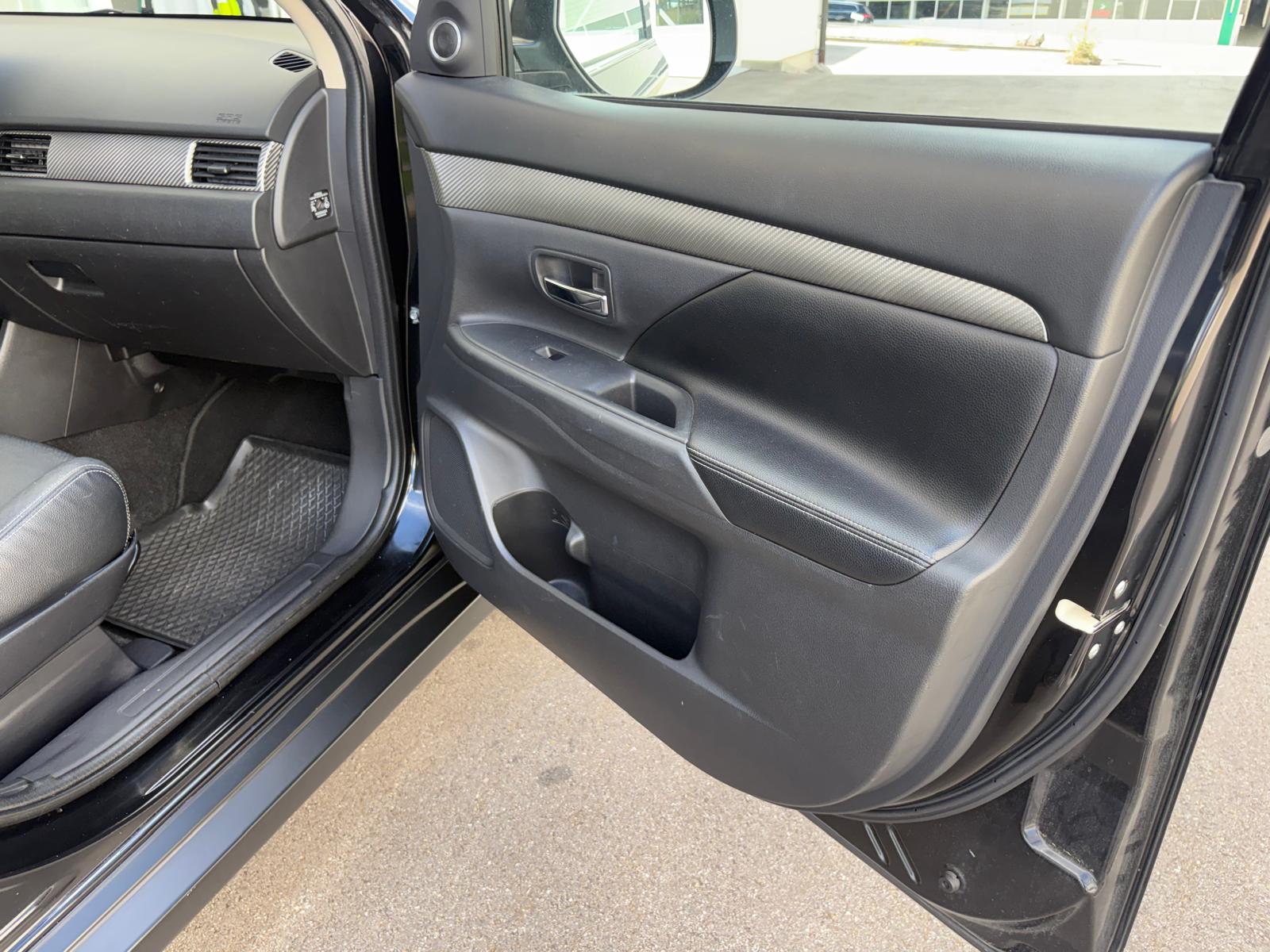 MITSUBISHI Outlander 2,2 4WD 6-G Leder 7-Platz-image-11