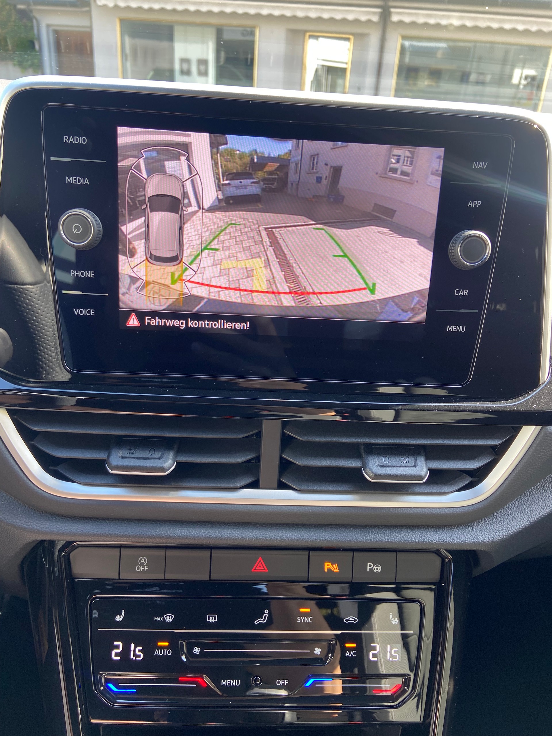 VW T-Roc 2.0 TSI R-Line DSG 4Motion-image-9