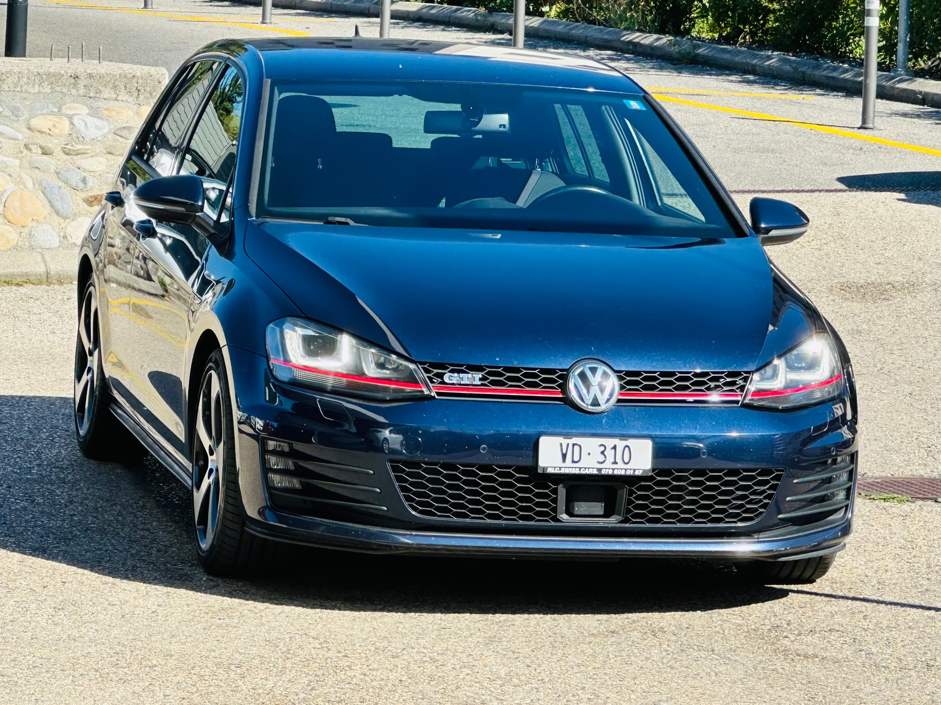VW Golf 2.0 TSI GTI-showroom-element-2