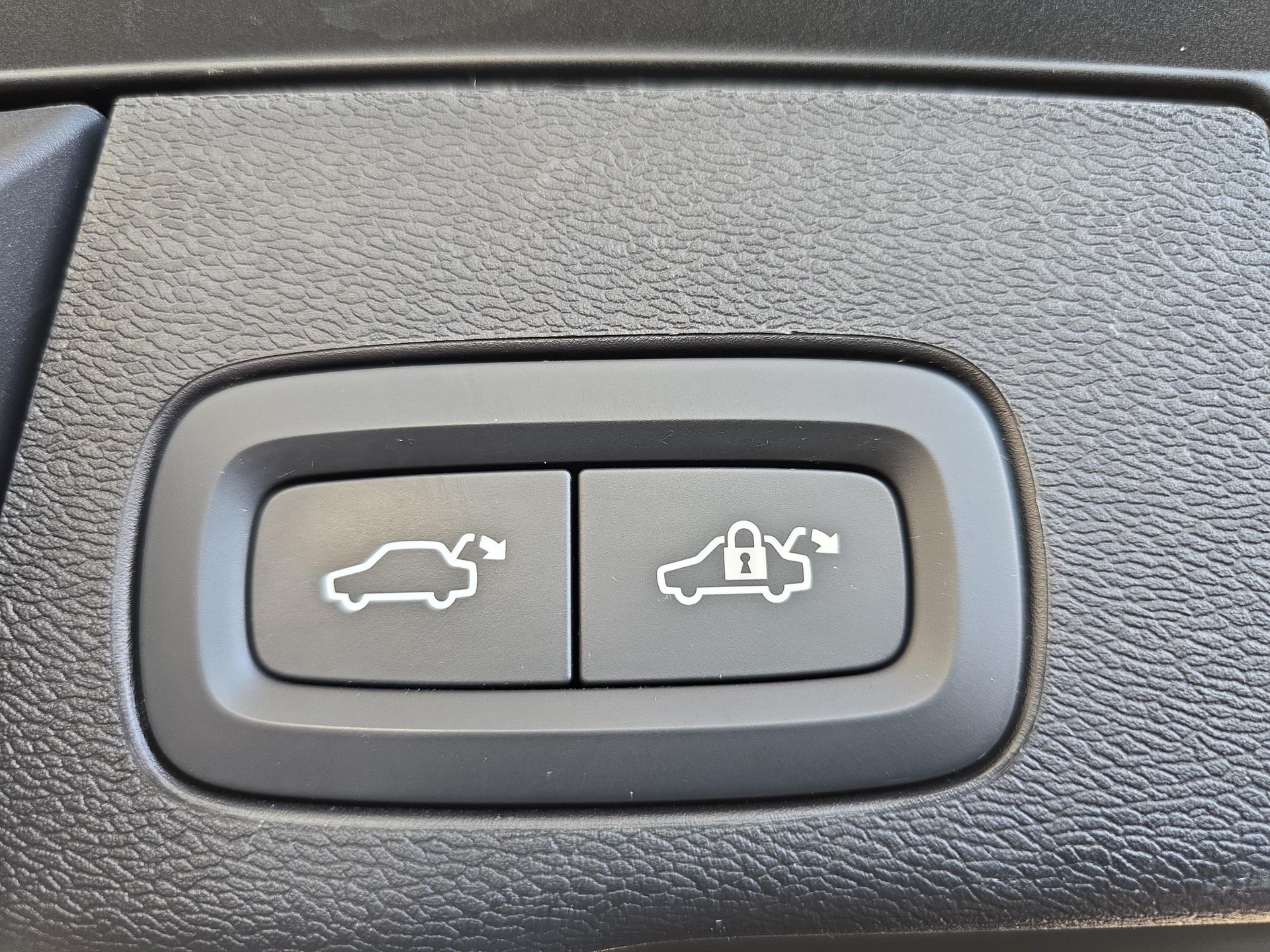 VOLVO XC60 2.0 T6 TE Plus Dark eAWD-image-17