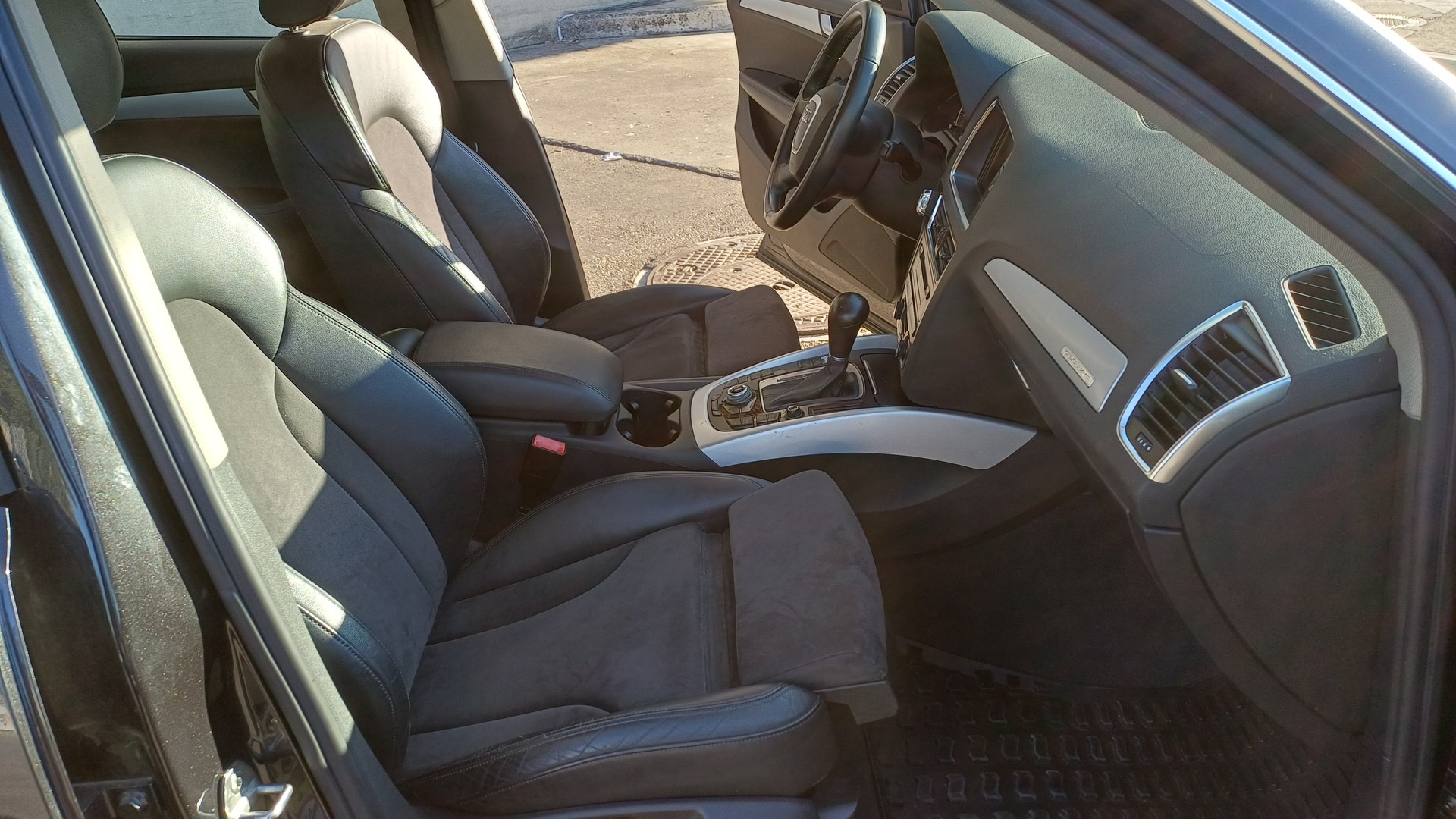 AUDI Q5 3.2 FSI quattro S-tronic-image-11