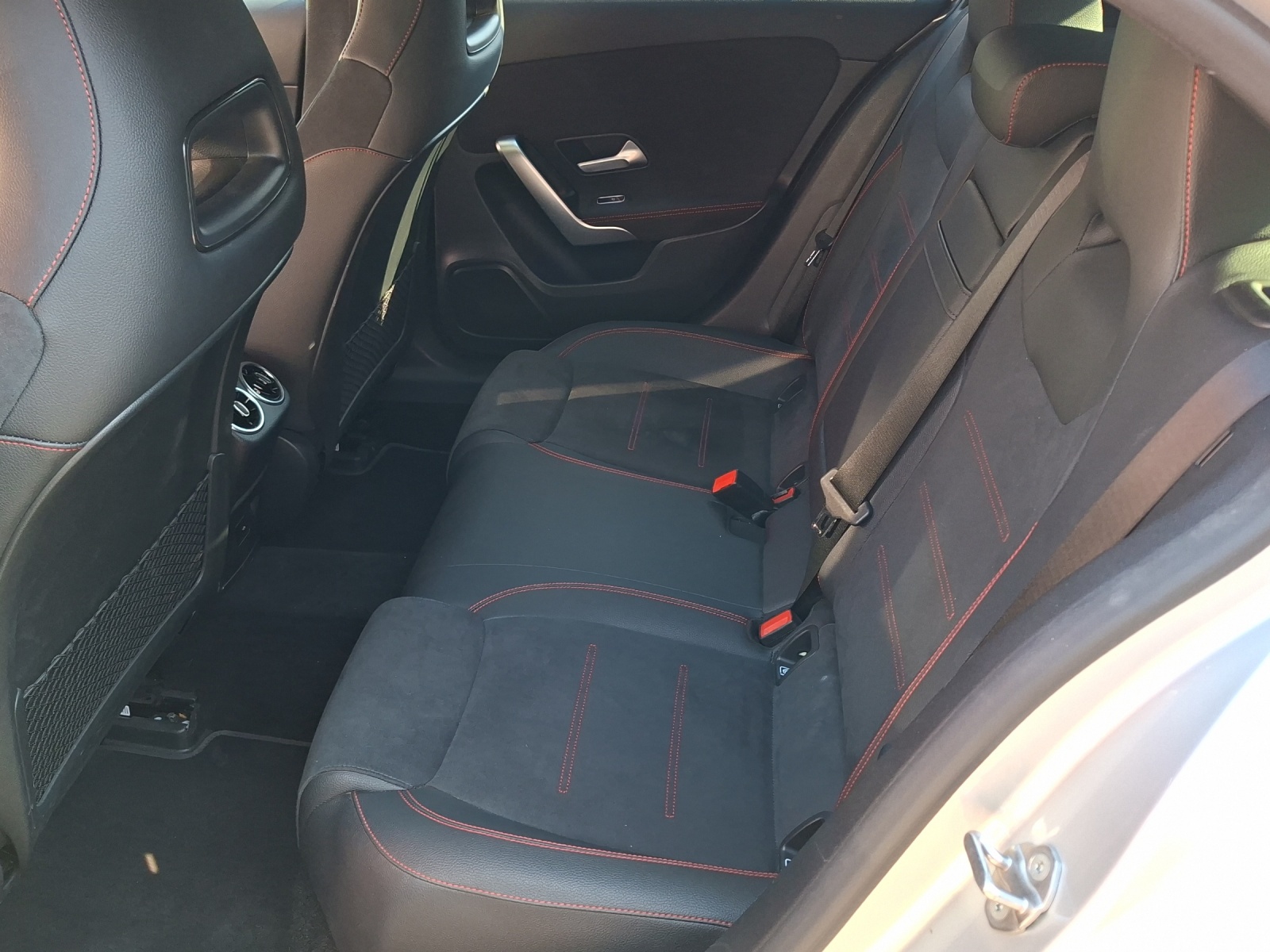 MERCEDES-BENZ A 35 AMG 4Matic Speedshift-image-11