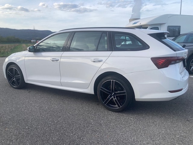 SKODA Octavia Combi 2.0 TDI DSG Style-image-9