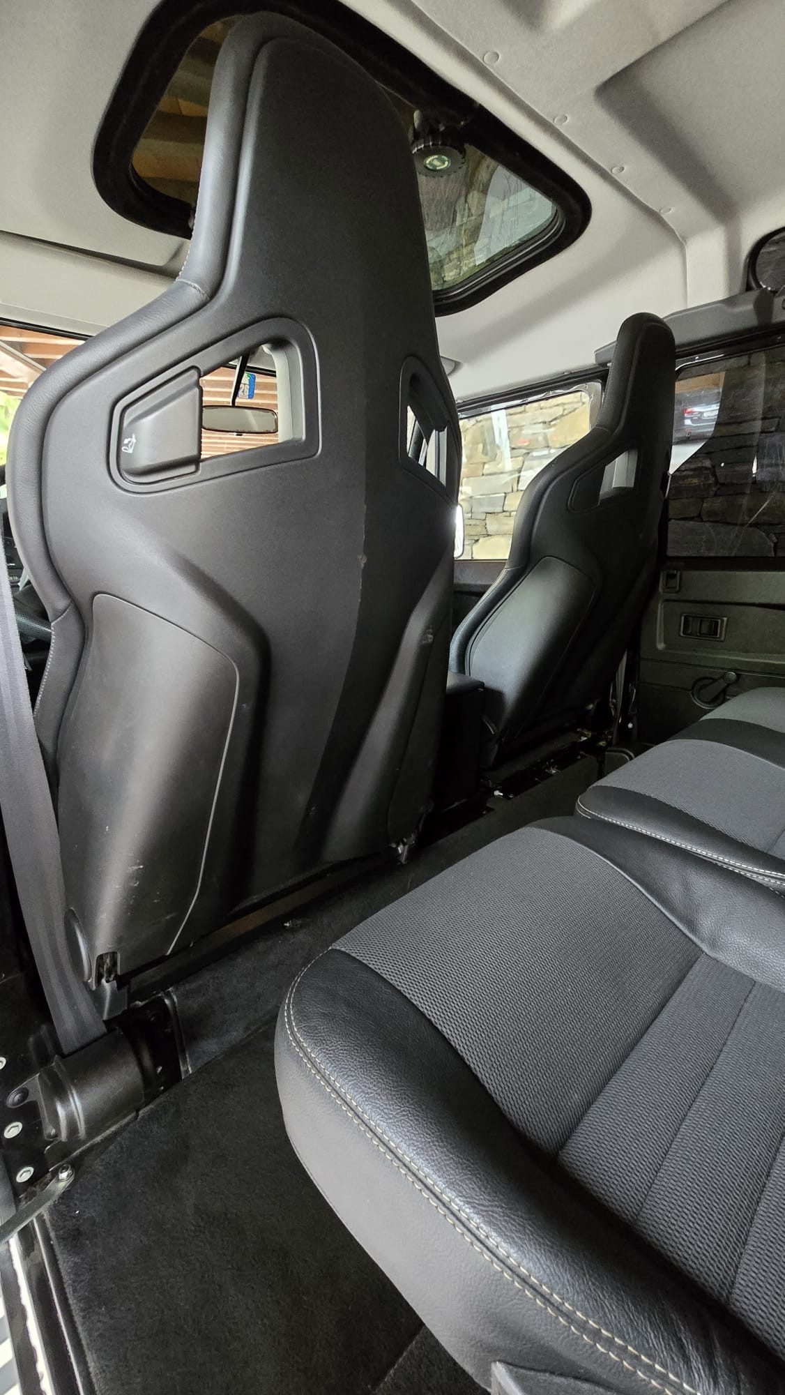 LAND ROVER Defender 110 SW 2.4Tdc SVX ** 60th Anniversary ** nur 52'000 km ** Sammlerfahrzeug **-image-8