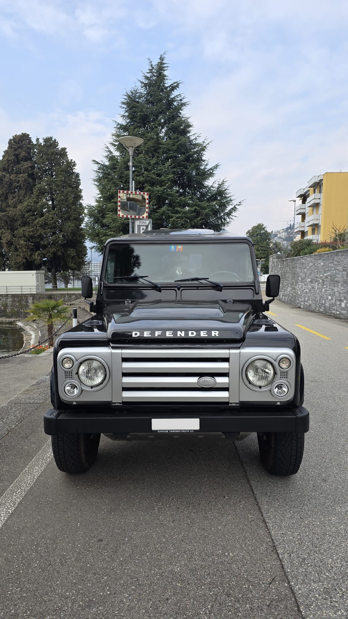 LAND ROVER Defender 110 SW 2.4Tdc SVX ** 60th Anniversary ** nur 52'000 km ** Sammlerfahrzeug **-image-7