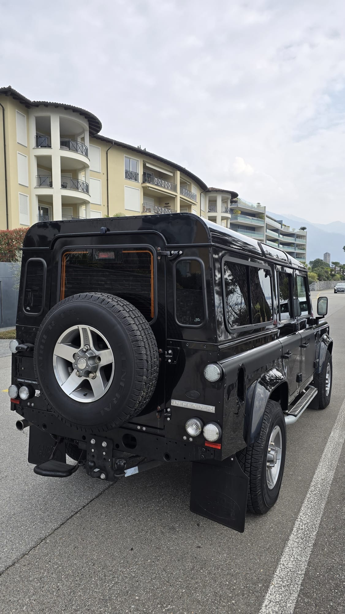 LAND ROVER Defender 110 SW 2.4Tdc SVX ** 60th Anniversary ** nur 52'000 km ** Sammlerfahrzeug **-image-5