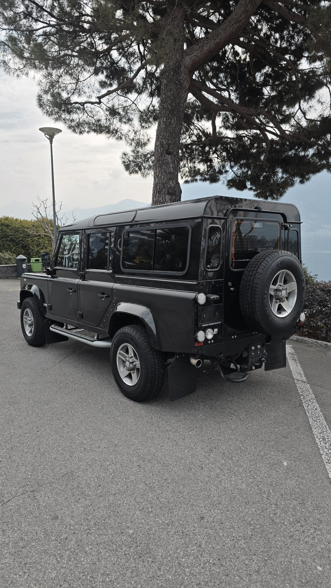 LAND ROVER Defender 110 SW 2.4Tdc SVX ** 60th Anniversary ** nur 52'000 km ** Sammlerfahrzeug **-image-3