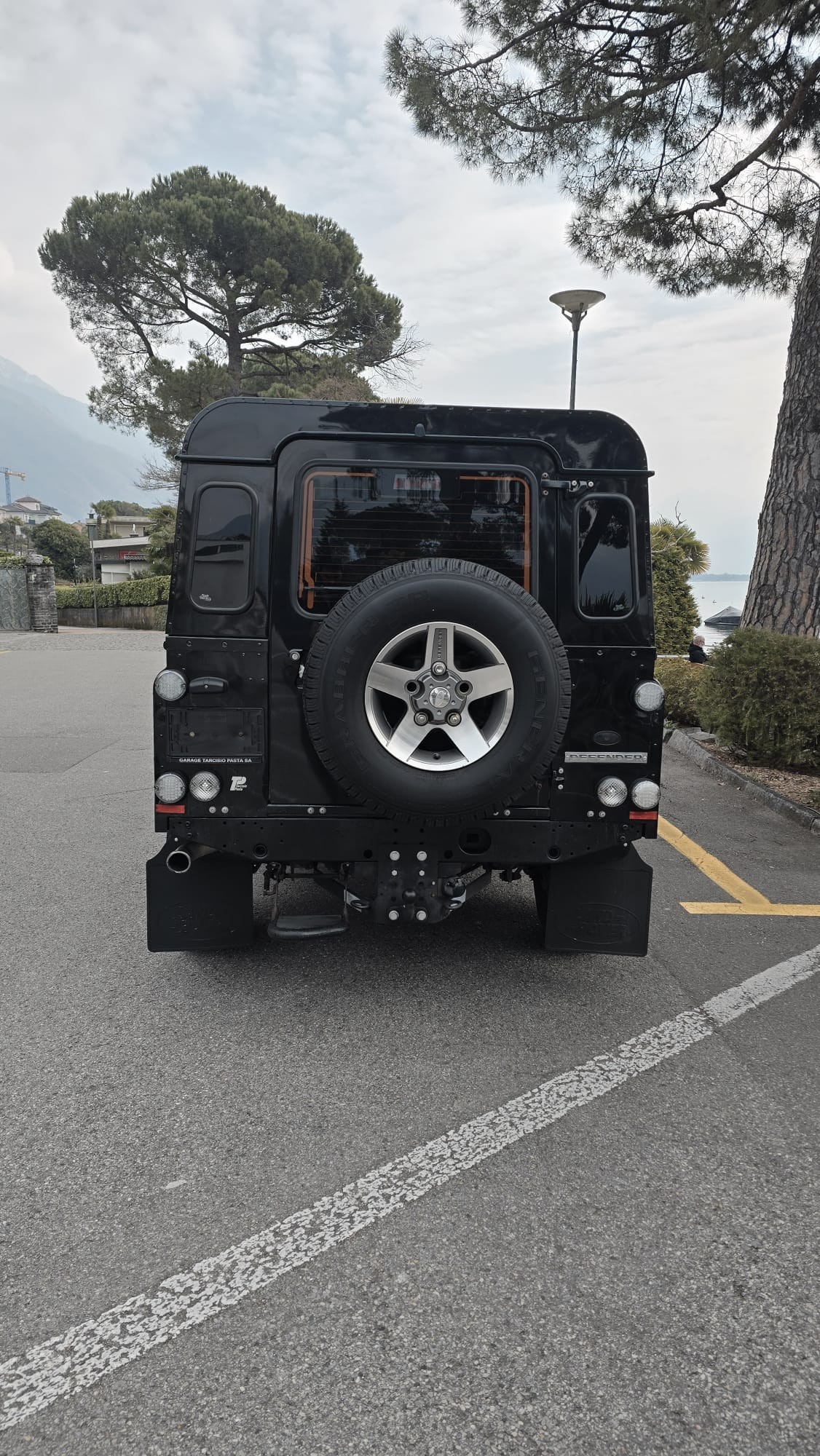 LAND ROVER Defender 110 SW 2.4Tdc SVX ** 60th Anniversary ** nur 52'000 km ** Sammlerfahrzeug **-image-4