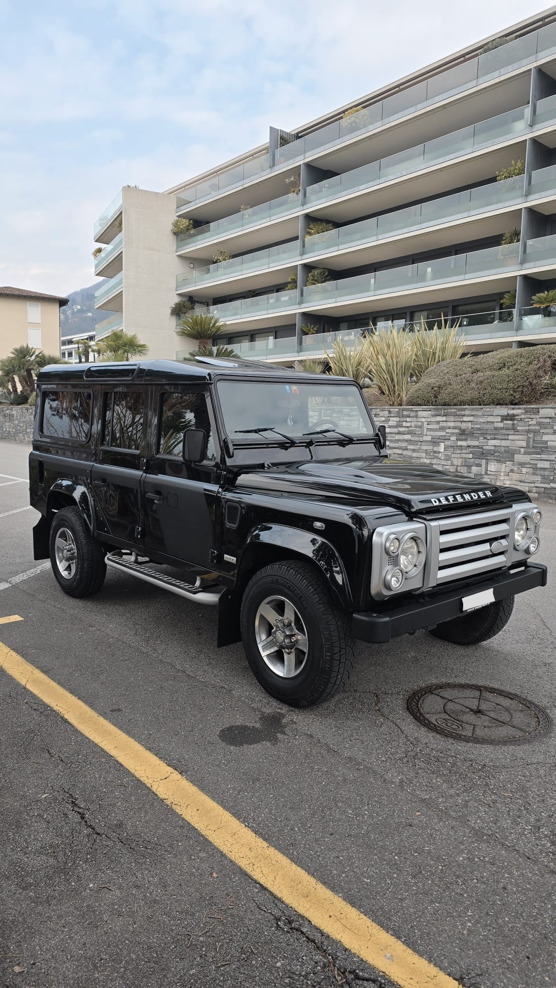 LAND ROVER Defender 110 SW 2.4Tdc SVX ** 60th Anniversary ** nur 52'000 km ** Sammlerfahrzeug **-image-6