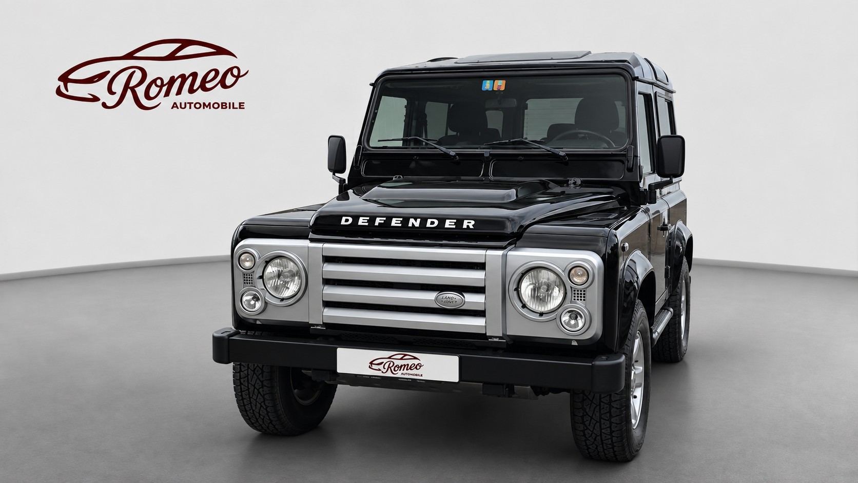 LAND ROVER Defender 110 SW 2.4Tdc SVX ** 60th Anniversary ** nur 52'000 km ** Sammlerfahrzeug **-image-1