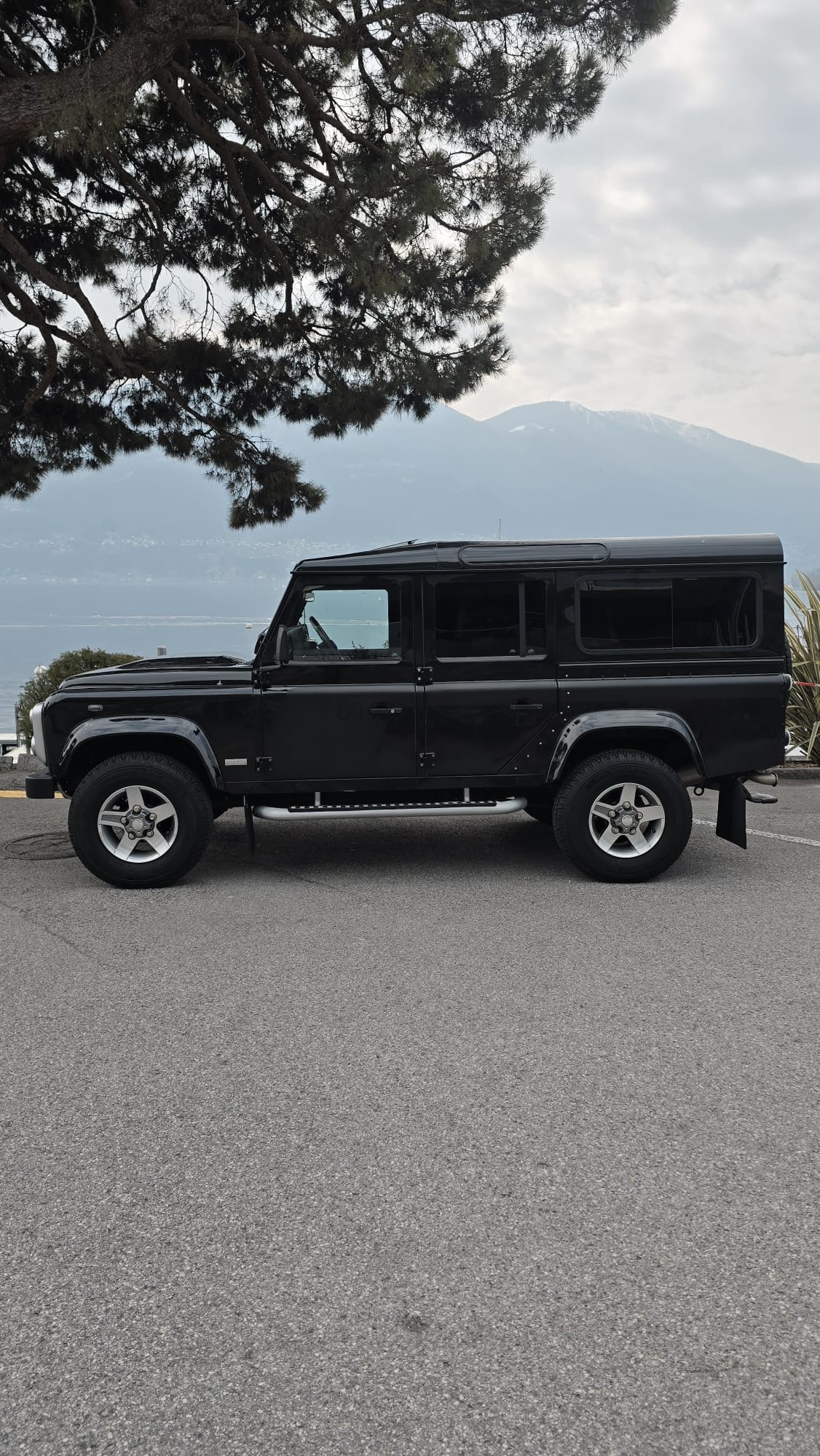 LAND ROVER Defender 110 SW 2.4Tdc SVX ** 60th Anniversary ** nur 52'000 km ** Sammlerfahrzeug **-image-2
