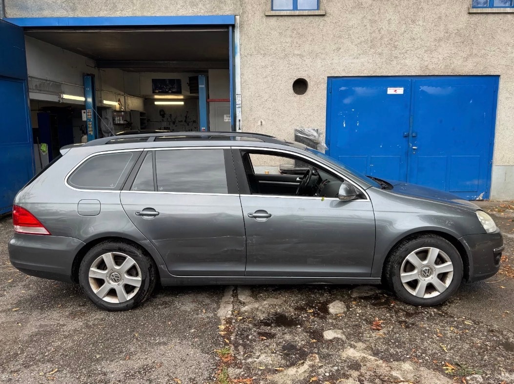 VW Golf Variant 2.0 TDI Sportline DSG-image-5