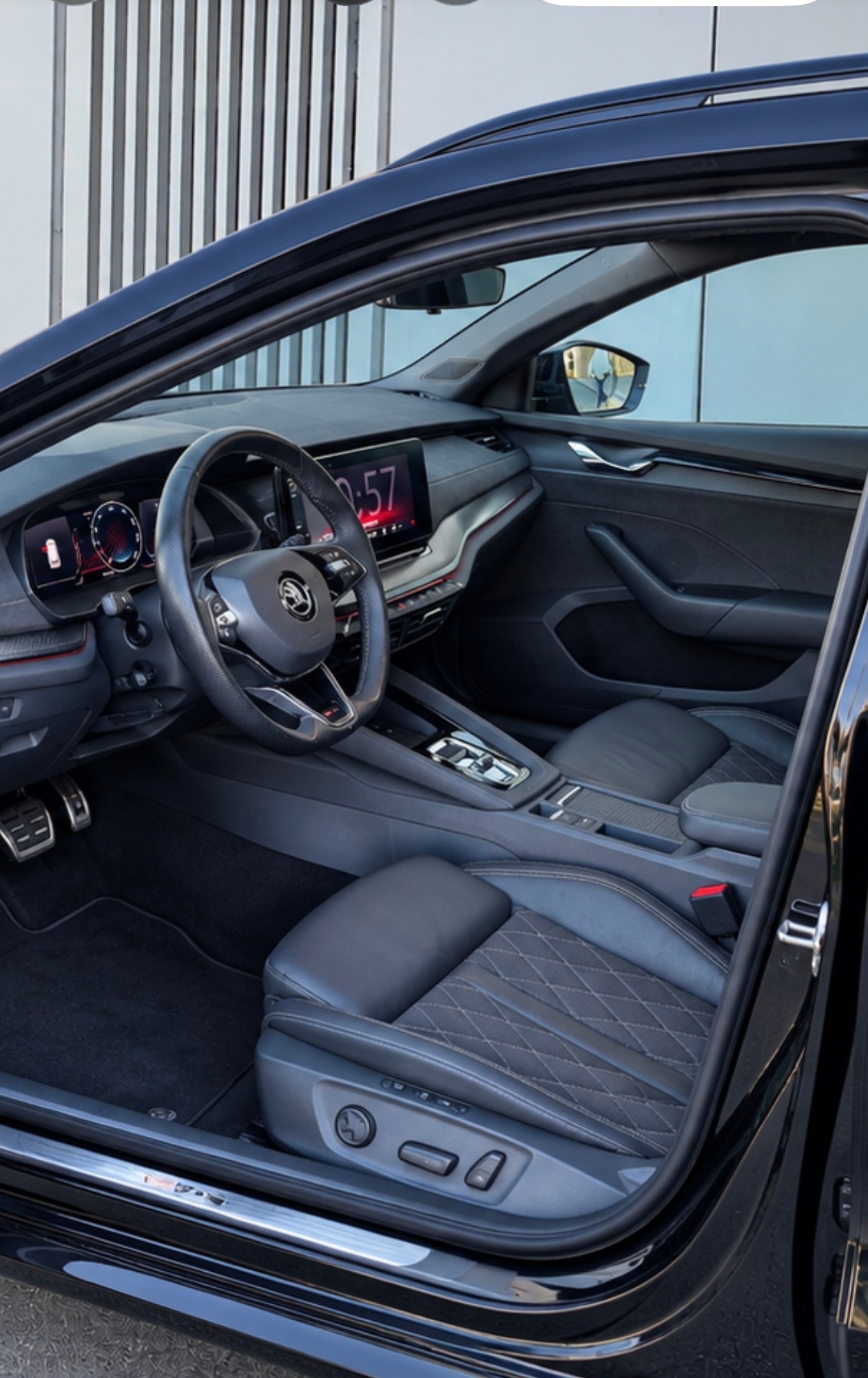 SKODA Octavia Combi 2.0 TDI DSG RS 4x4-image-9