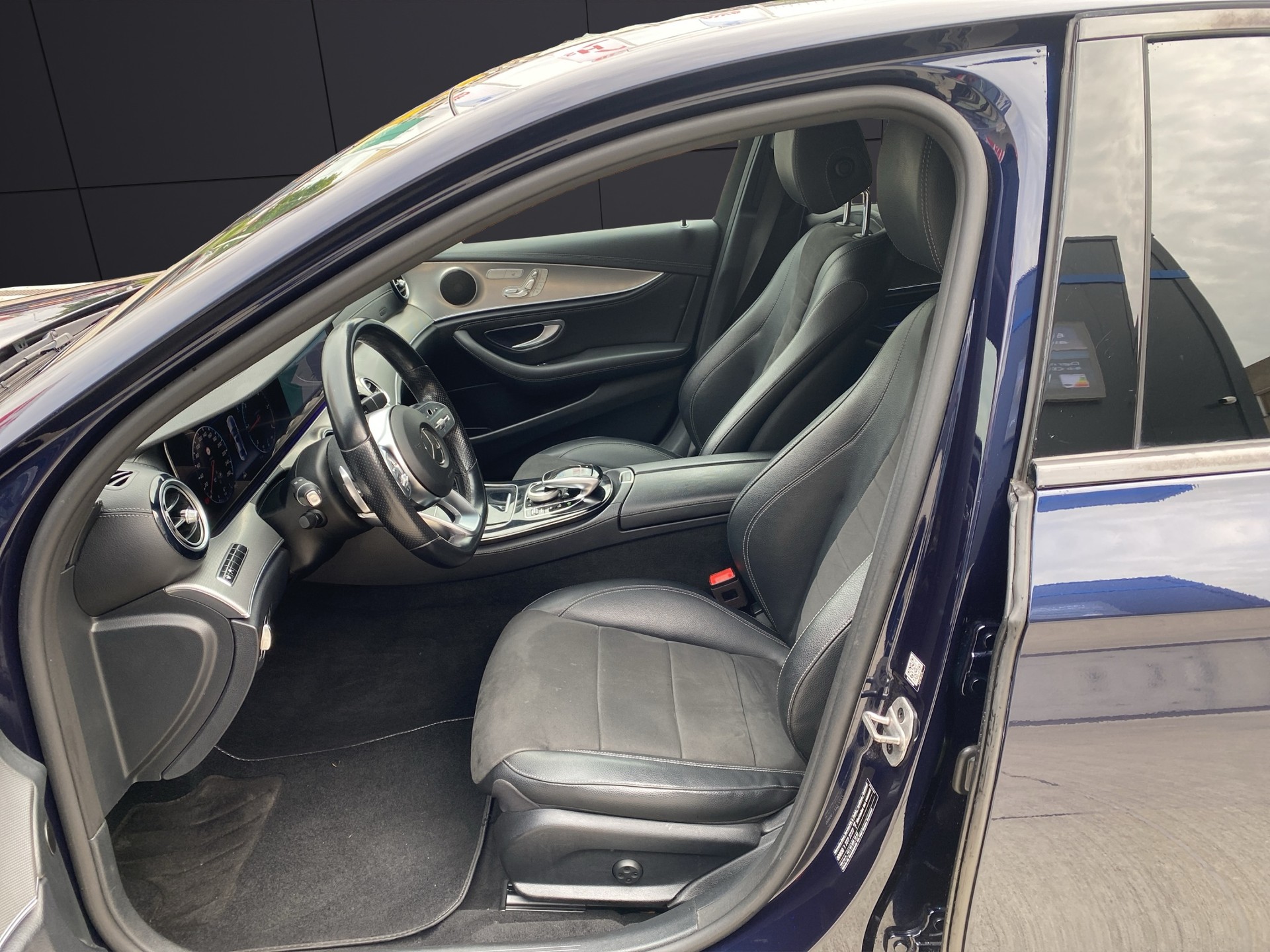 MERCEDES-BENZ E 220d Swiss Star AMG Line 4Matic 9G-Tronic-image-9