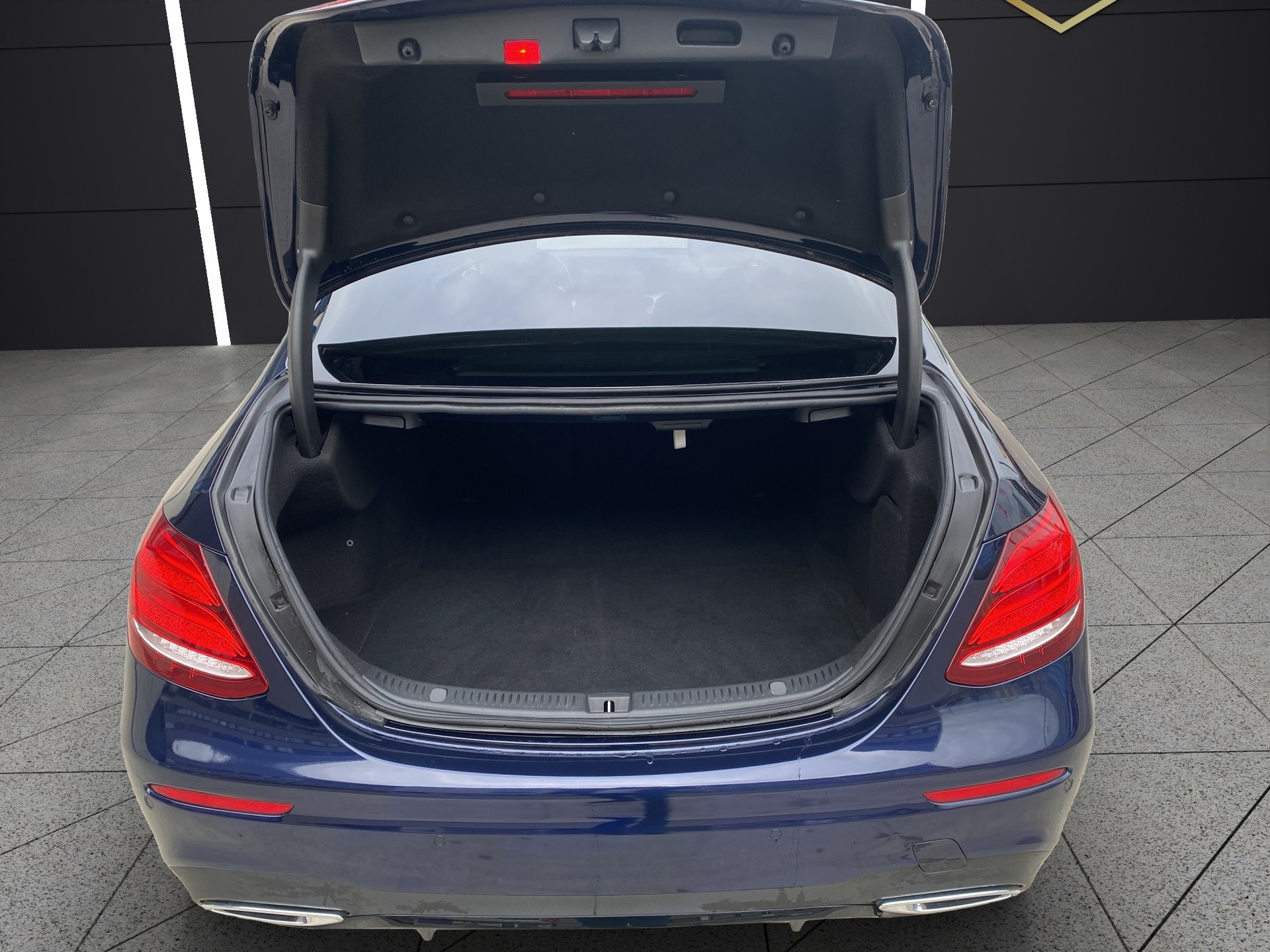 MERCEDES-BENZ E 220d Swiss Star AMG Line 4Matic 9G-Tronic-image-4