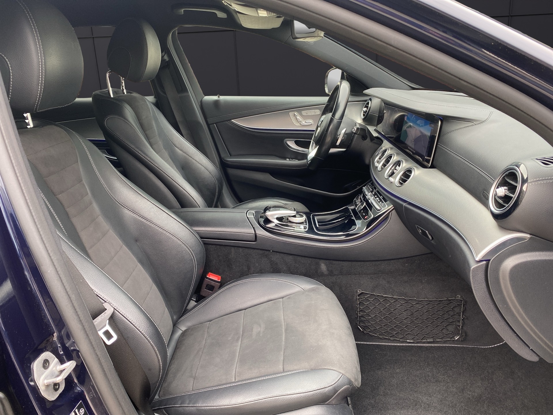 MERCEDES-BENZ E 220d Swiss Star AMG Line 4Matic 9G-Tronic-image-14