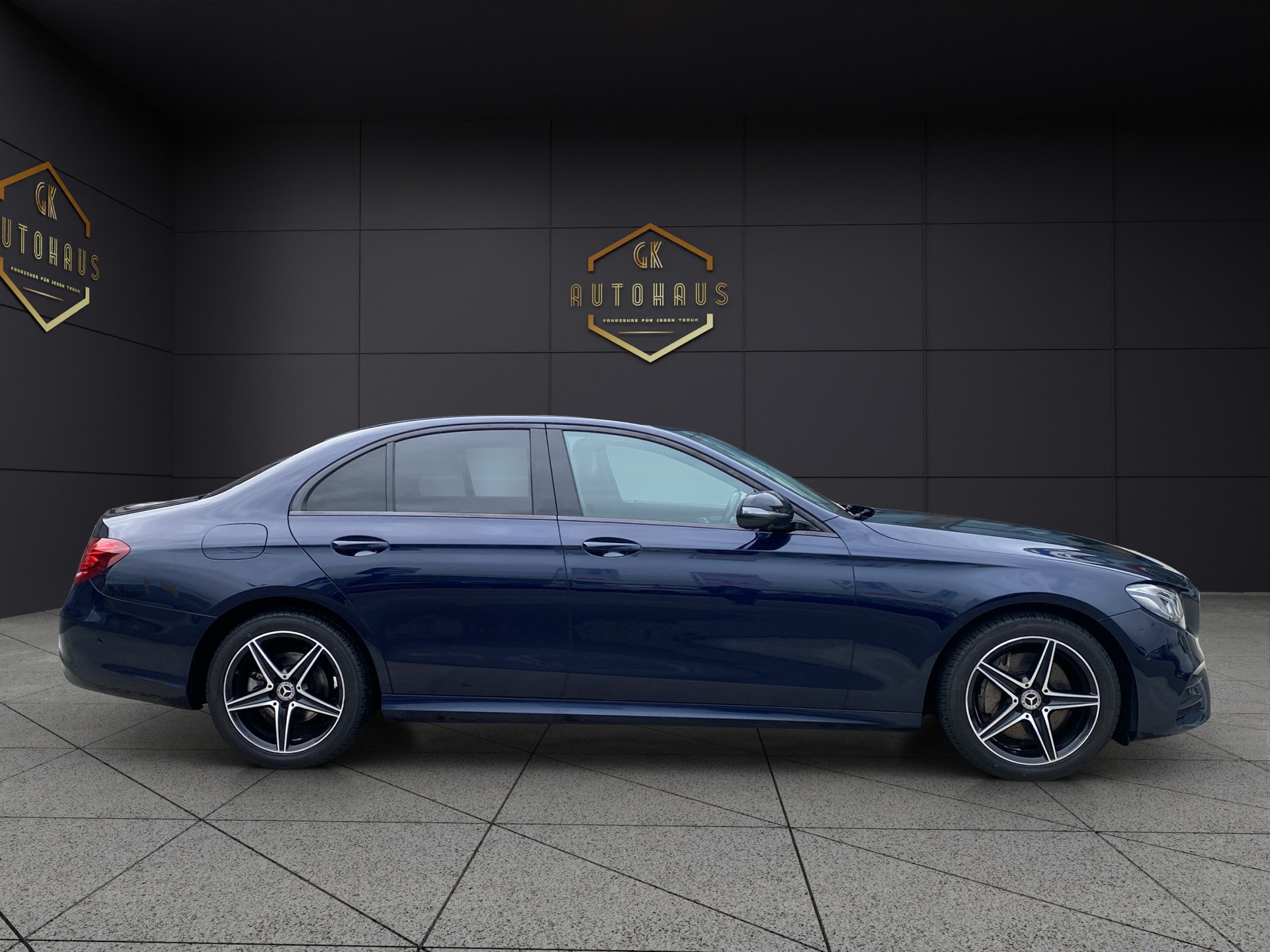 MERCEDES-BENZ E 220d Swiss Star AMG Line 4Matic 9G-Tronic-image-6