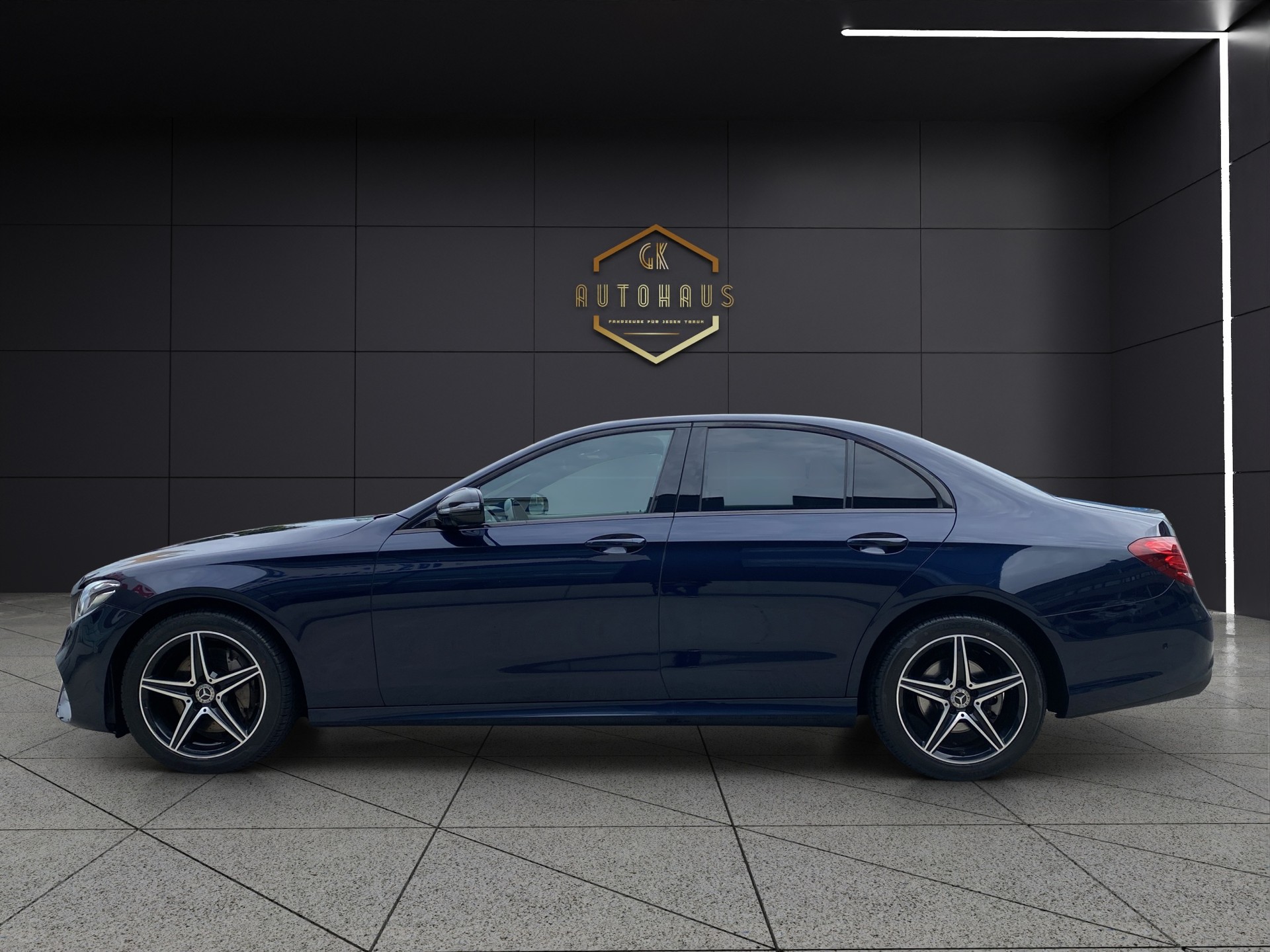 MERCEDES-BENZ E 220d Swiss Star AMG Line 4Matic 9G-Tronic-image-1