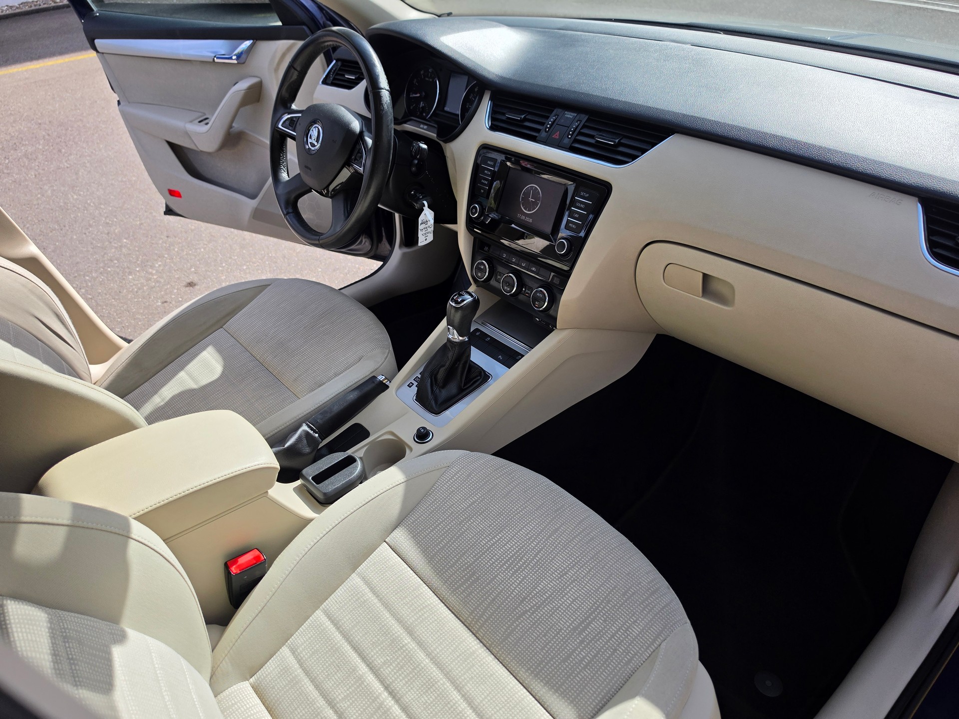 SKODA Octavia Combi 1.8 TSI Elegance 4x4 DSG-image-19