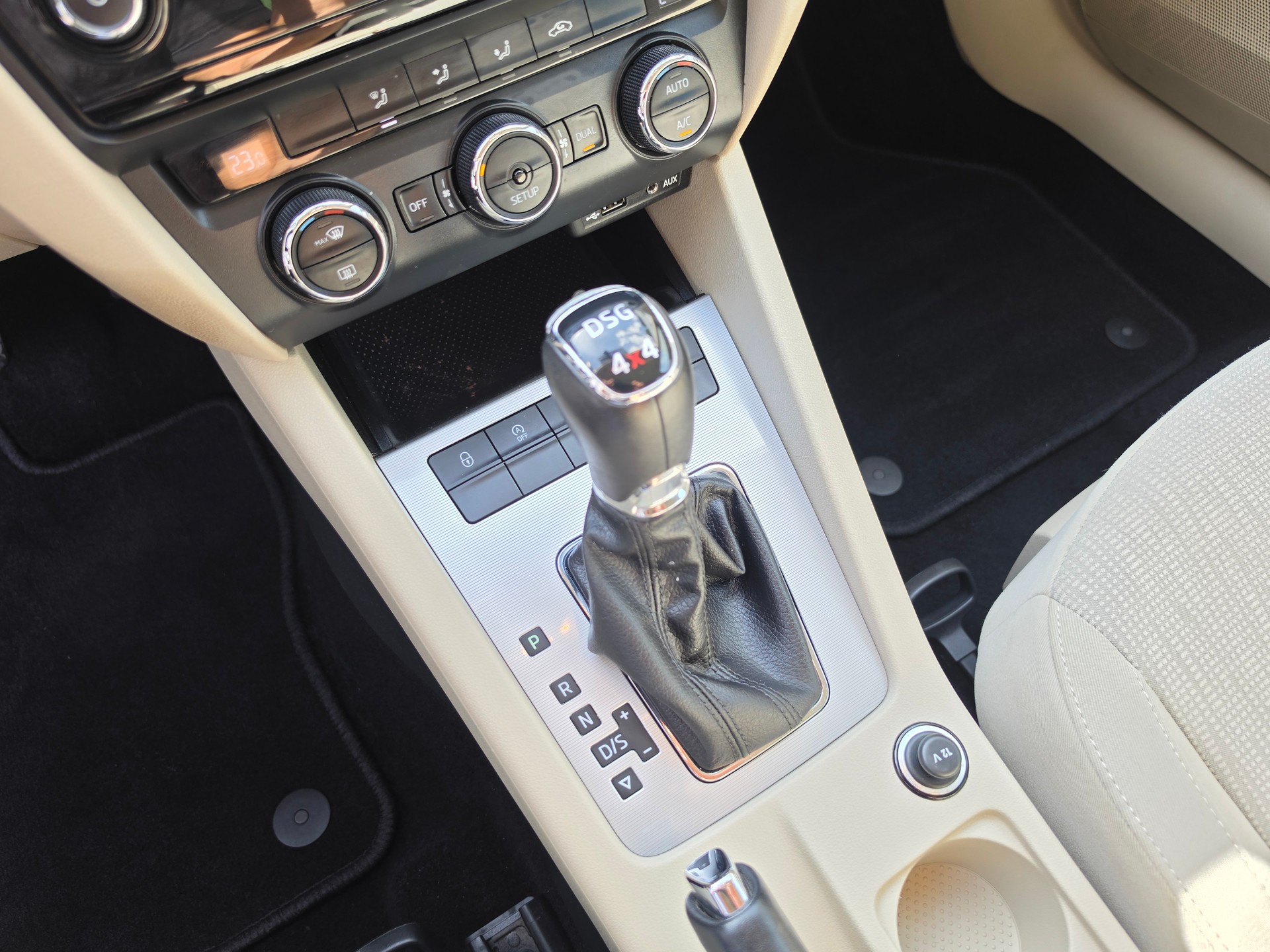 SKODA Octavia Combi 1.8 TSI Elegance 4x4 DSG-image-38