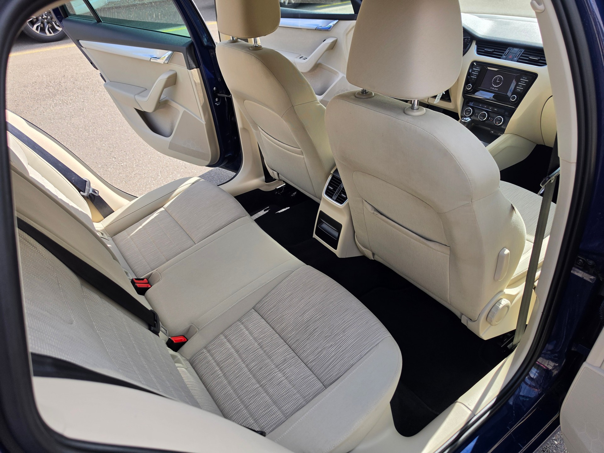 SKODA Octavia Combi 1.8 TSI Elegance 4x4 DSG-image-16