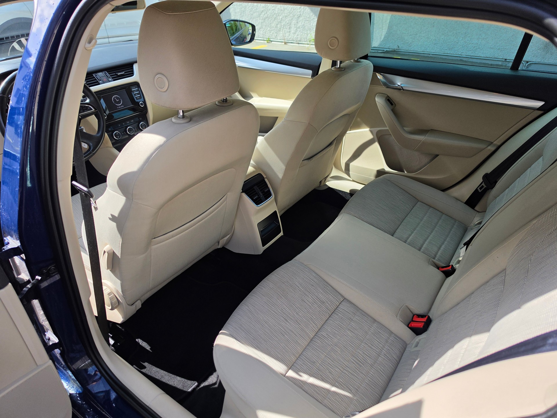SKODA Octavia Combi 1.8 TSI Elegance 4x4 DSG-image-13