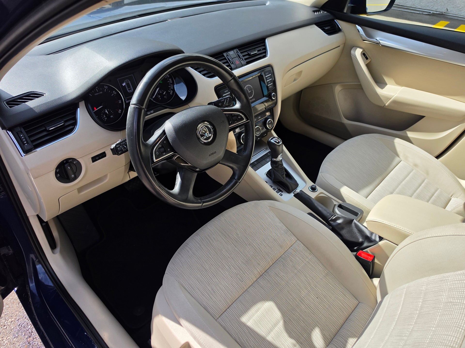 SKODA Octavia Combi 1.8 TSI Elegance 4x4 DSG-image-8