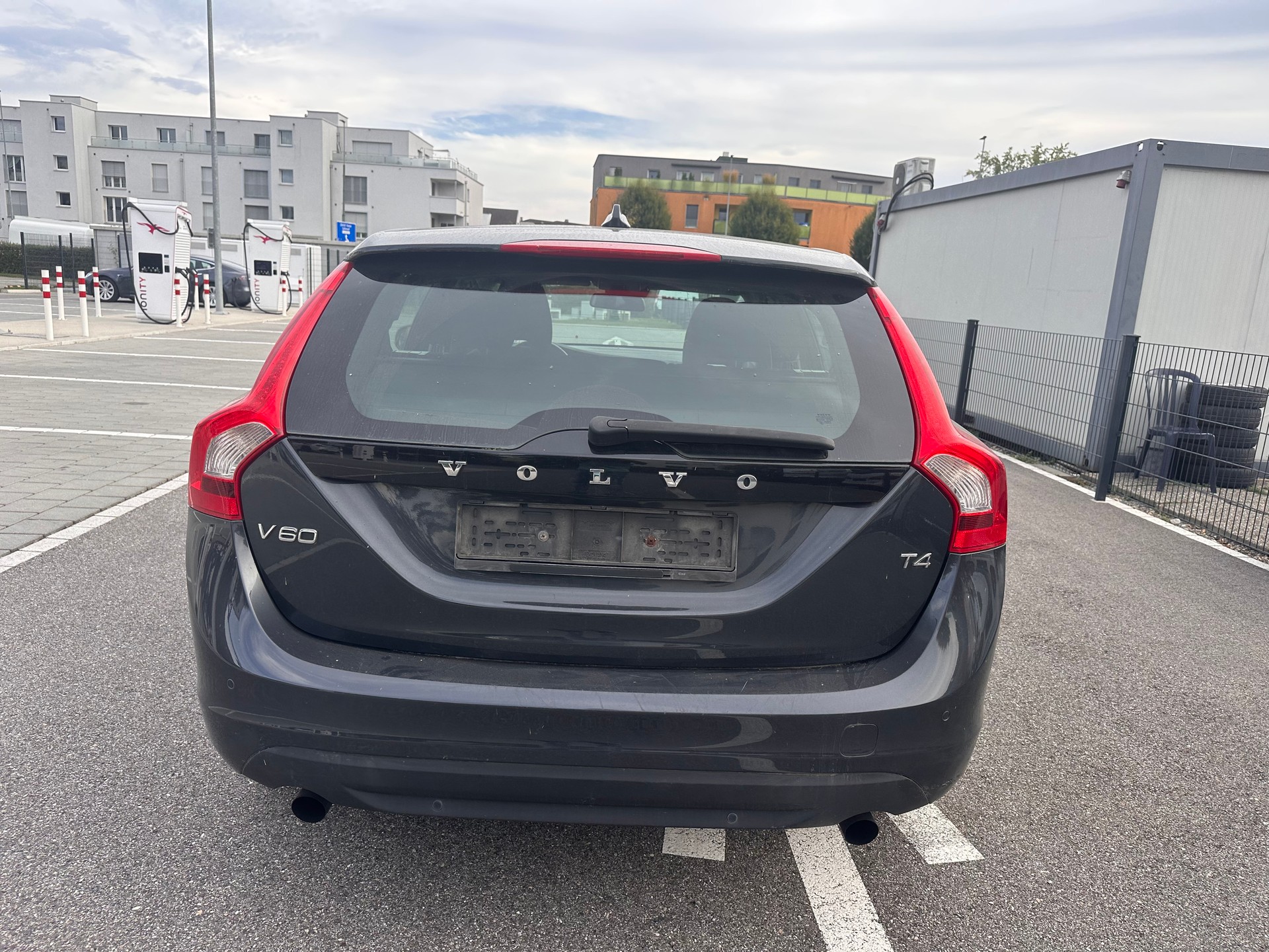 VOLVO V60 T4-image-4